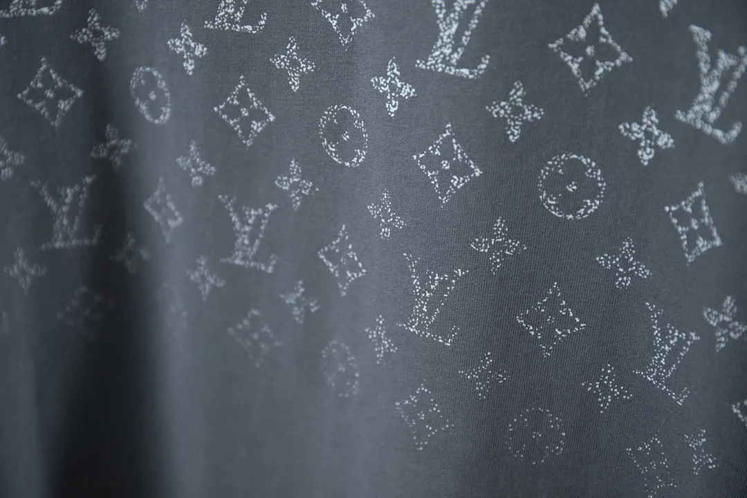 🅿️180 High-quality Lv 2025 early spring new model, MONOGRAM presbyopic gradient short-sleeved T-shirt, using digital printing technology to render pixel light and shadow for the Monogram gradient pattern, and its silk-screen texture and knitting effect complement each other. Synchronized with the official website, pure cotton fabrics at the counter! Comfortable against the skin, durable and easy to wear, meticulous original craftsmanship, custom-made 260g vat-dyed fabric, very comfortable to the touch, latest brick cabinet synchronization, OS off-shoulder version, fashionable and individual, super versatile and good-looking, very suitable for both men and women, must-have style, hang tag, collar label, washed wheat, complete with three labels S M L XL